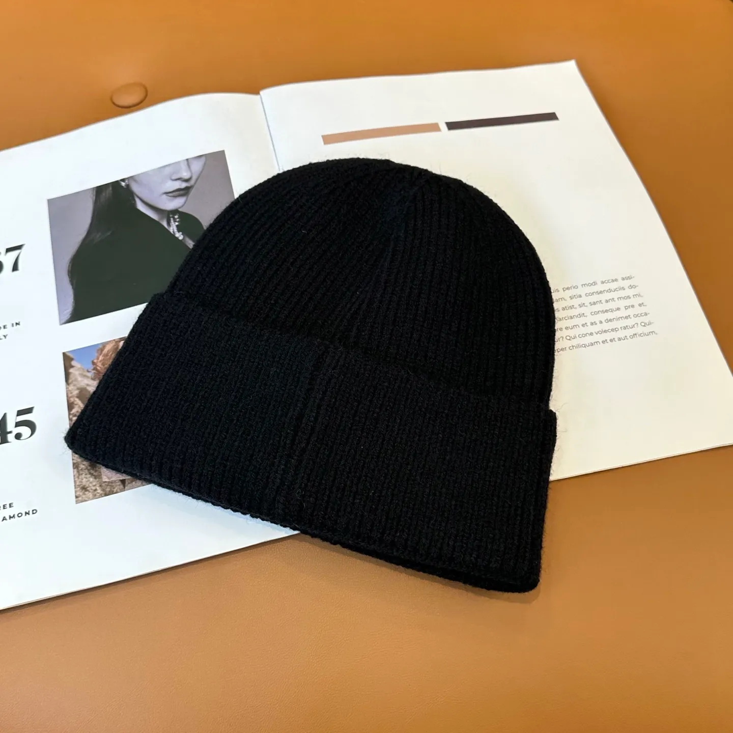 P46 🤍Chrome hearts new autumn and winter cross knitted hat🧶 One of the must-have hats in autumn and winter~ It really looks good on whoever wears it~, it is also a perfect match in black and white and gray in autumn~
